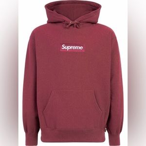 Never worn and in great condition. Supreme’s bold branding and exceptional fit!